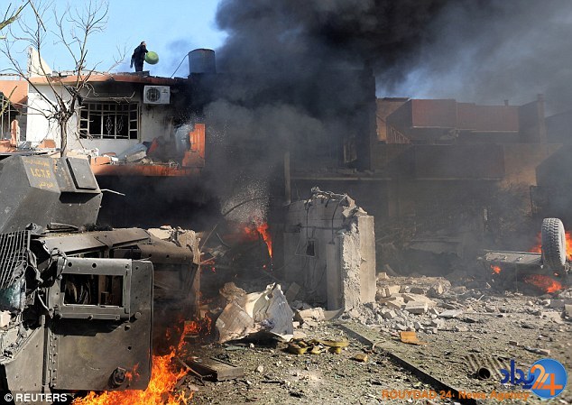 ژست وحشتناک و غیرانسانی نیروهای عراقی با جسد یک داعشی (تصاویر) ژست وحشتناک و غیرانسانی نیروهای عراقی با جسد یک داعشی (تصاویر)