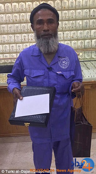 طلا و جواهرات برای رفتگری که مضحکه اینستاگرام شد (تصاویر)