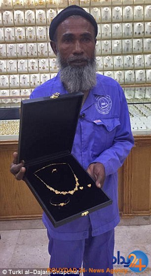 طلا و جواهرات برای رفتگری که مضحکه اینستاگرام شد (تصاویر)