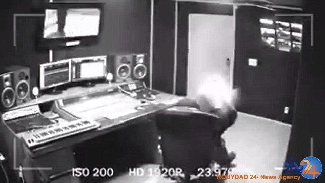 ترکیدن تلفن همراه در صورت خواننده آمریکایی (فیلم و تصاویر)