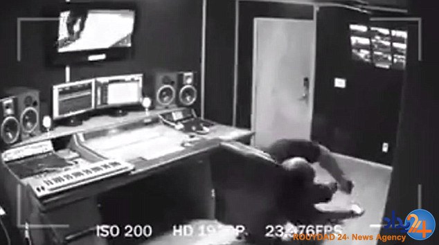 ترکیدن تلفن همراه در صورت خواننده آمریکایی (فیلم و تصاویر)