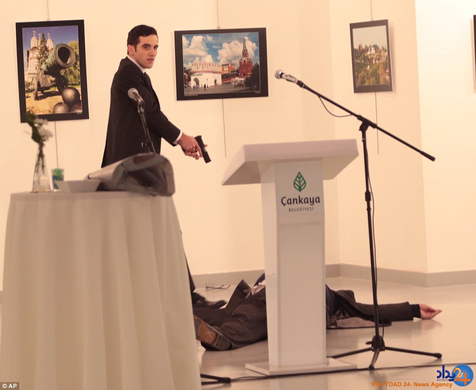 لحظه ترور سفیر روسیه در ترکیه و سوگ مردم (تصاویر)