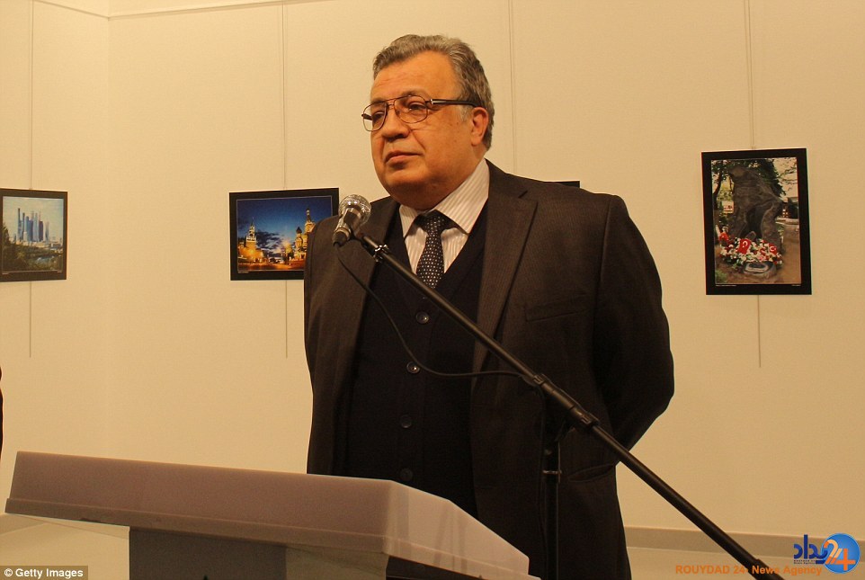 لحظه ترور سفیر روسیه در ترکیه و سوگ مردم (تصاویر)