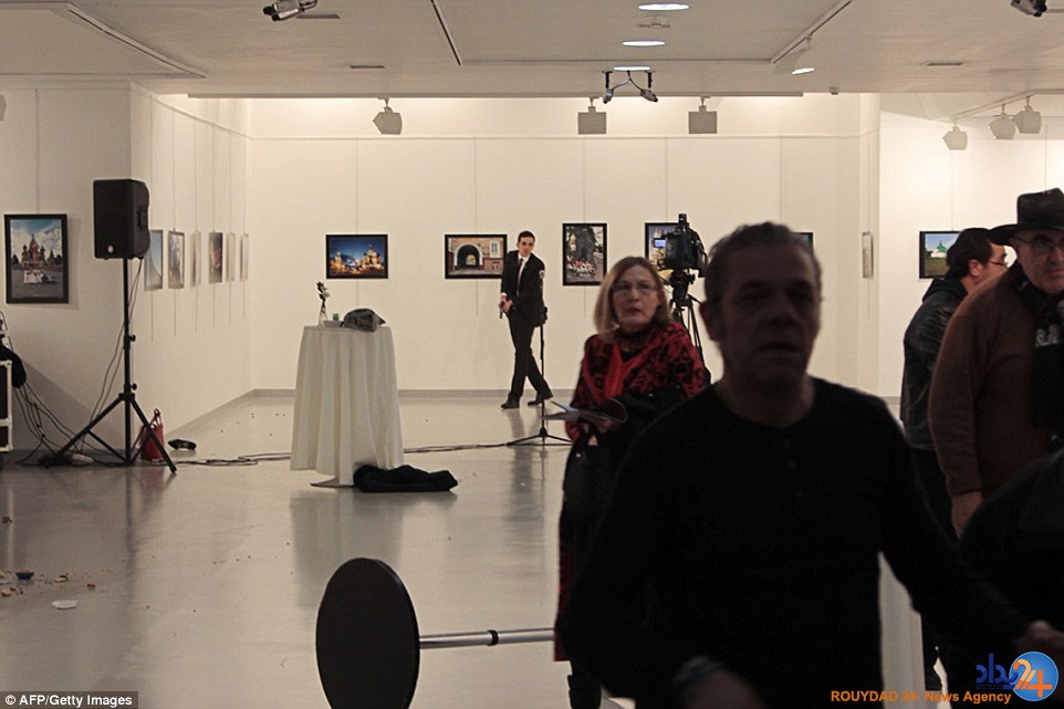 لحظه ترور سفیر روسیه در ترکیه و سوگ مردم (تصاویر)