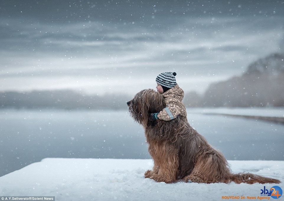 تصاویر باورنکردنی از کودکان نیم متری با سگ‌های بزرگ