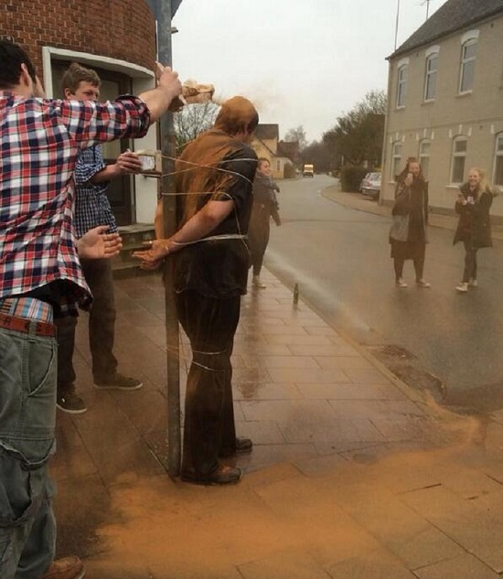 تنبیه عجیب دانمارکی ها برای مجردها+عكس