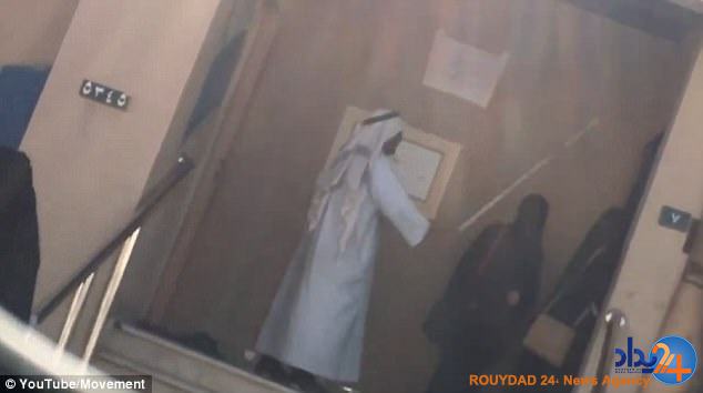 روش وحشتناک نگهبان مدرسه‌ای در عربستان برای هدایت دختران به کلاس (فیلم و تصاویر)