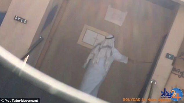 روش وحشتناک نگهبان مدرسه‌ای در عربستان برای هدایت دختران به کلاس (فیلم و تصاویر)