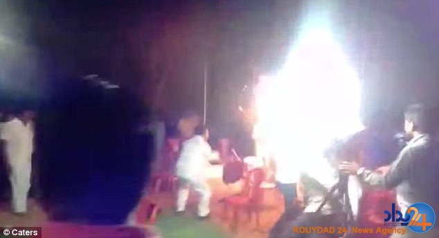 شوهر هندی به دلیل خوانندگی زنش خود را به آتش کشید (تصاویر 18+)