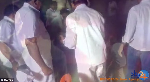 شوهر هندی به دلیل خوانندگی زنش خود را به آتش کشید (تصاویر 18+)