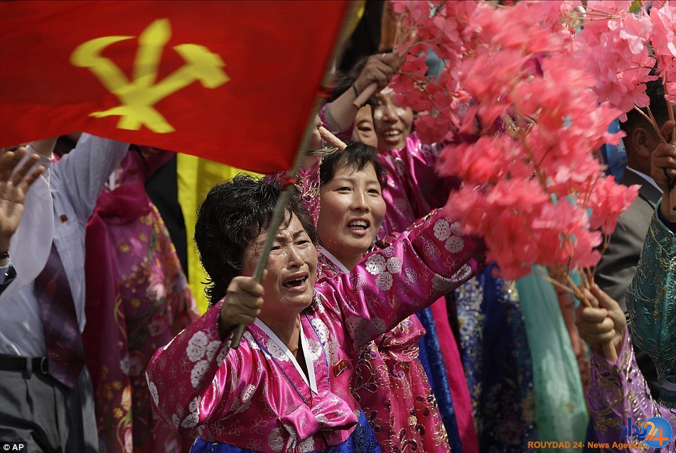 حضور صدها هزار نفر در جشن تولد بنیانگذار کره شمالی (تصاویر) حضور صدها هزار نفر در جشن تولد بنیانگذار کره شمالی (تصاویر)