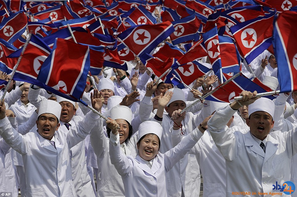 حضور صدها هزار نفر در جشن تولد بنیانگذار کره شمالی (تصاویر) حضور صدها هزار نفر در جشن تولد بنیانگذار کره شمالی (تصاویر)