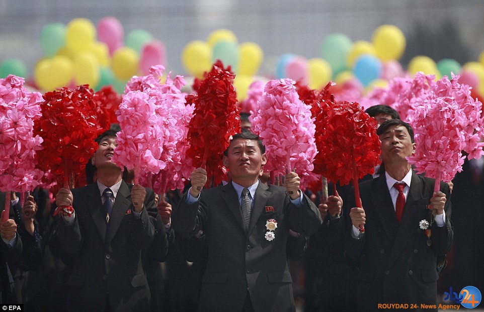 حضور صدها هزار نفر در جشن تولد بنیانگذار کره شمالی (تصاویر) حضور صدها هزار نفر در جشن تولد بنیانگذار کره شمالی (تصاویر)