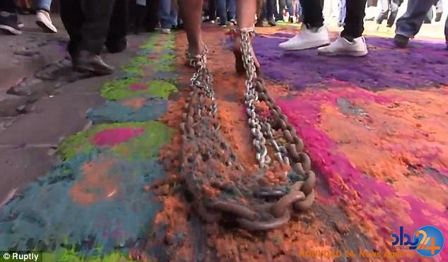 روش عجیب مسیحیان مکزیک برای بزرگداشت مسیح (ع) (فیلم و تصاویر)