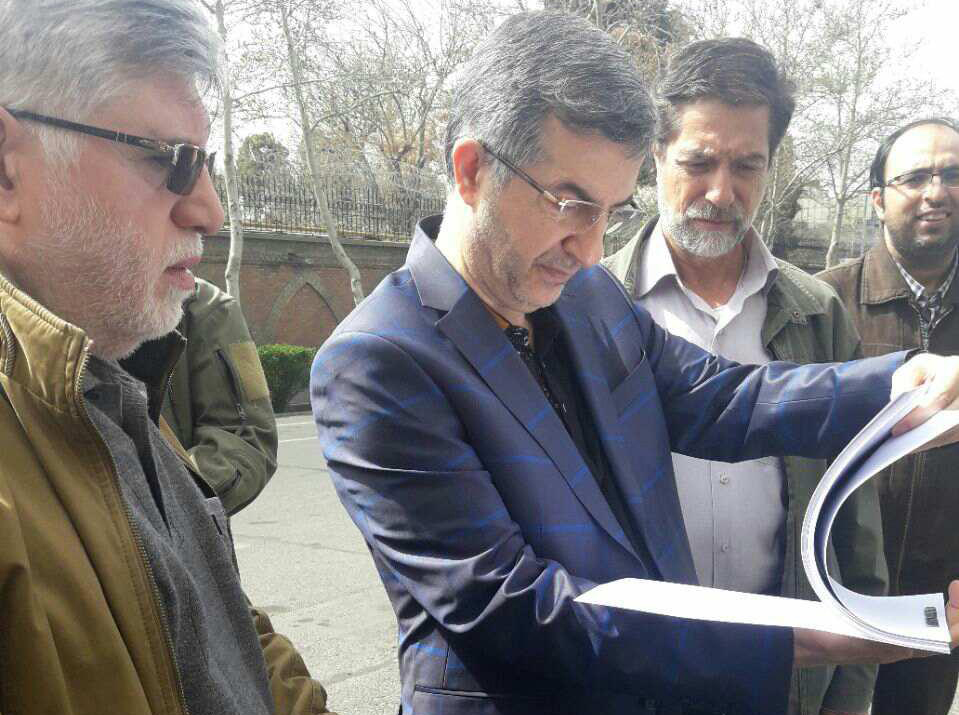 مشایی با حضور در مقابل سفارت انگلیس حکم بقایی را به آتش کشید مشایی با حضور در مقابل سفارت انگلیس حکم بقایی را به آتش کشید