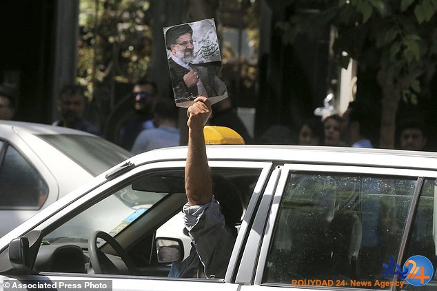 گزارش دیلی میل از حضور مردم ایران در انتخابات (تصاویر) گزارش دیلی میل از حضور مردم ایران در انتخابات (تصاویر)