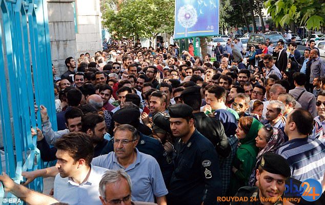 گزارش دیلی میل از حضور مردم ایران در انتخابات (تصاویر) گزارش دیلی میل از حضور مردم ایران در انتخابات (تصاویر)