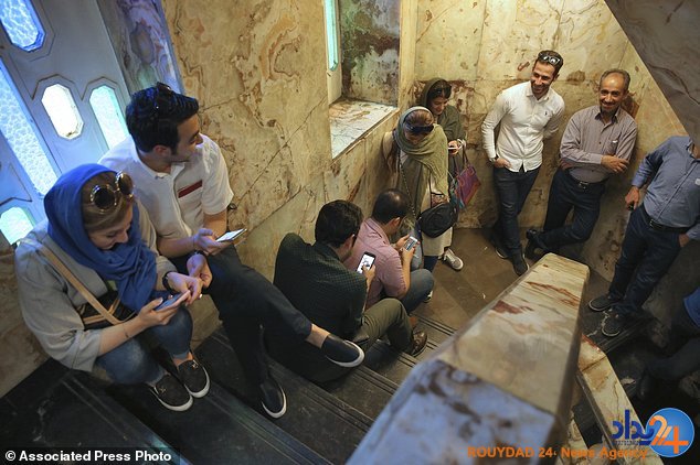 گزارش دیلی میل از حضور مردم ایران در انتخابات (تصاویر) گزارش دیلی میل از حضور مردم ایران در انتخابات (تصاویر)