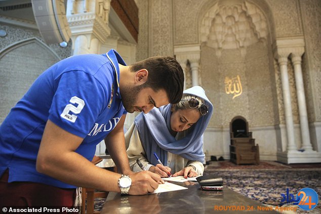 گزارش دیلی میل از حضور مردم ایران در انتخابات (تصاویر) گزارش دیلی میل از حضور مردم ایران در انتخابات (تصاویر)