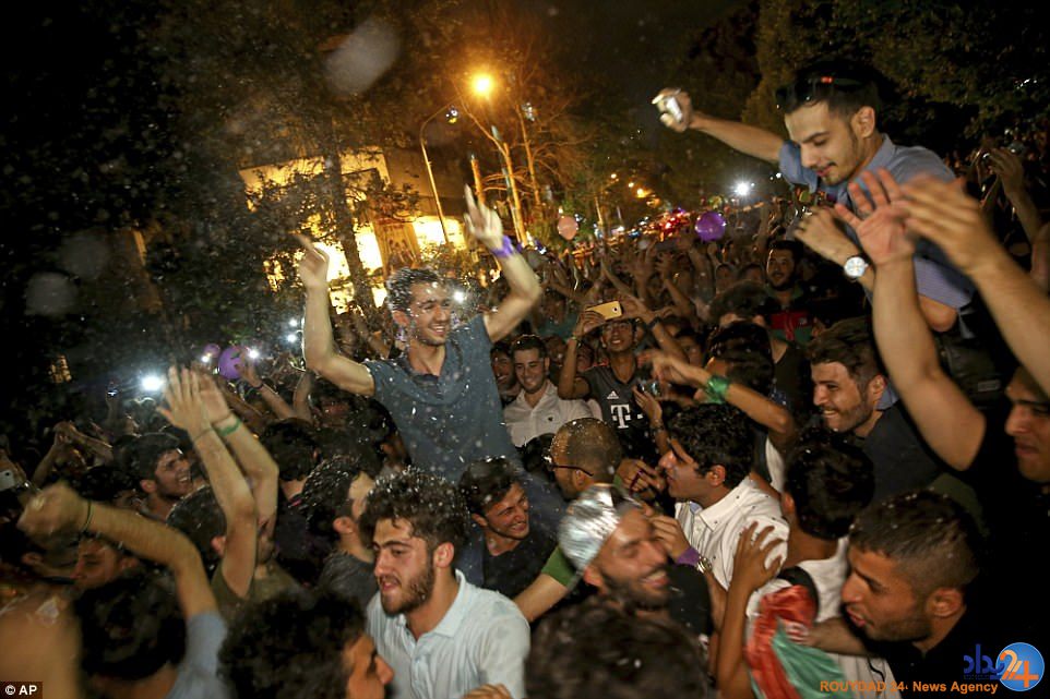 جشن پیروزی روحانی (تصاویر)