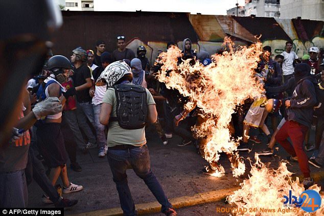معترضان ونزوئلا در جریان راهپیمایی یک دزد را به آتش کشیدند (فیلم و تصاویر)
