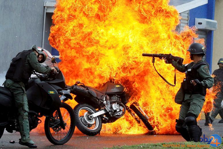 از رژه گارد ولینگتون تا آتش گرفتن نیروهای ضدشورش از رژه گارد ولینگتون تا آتش گرفتن نیروهای ضدشورش