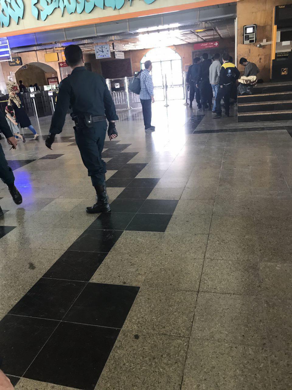 تیراندازی در راهروهای مجلس و حرم امام/عاملان 4 نفر بودند، 8 نفر زخمی شده اند/عامل انتحاری خود را در حرم امام منفجر کرد/ ماموران در حال خنثیسازی بمب در حرم/ درگیری ها ادامه دارد تیراندازی در راهروهای مجلس و حرم امام/عاملان 4 نفر بودند، 8 نفر زخمی شده اند/عامل انتحاری خود را در حرم امام منفجر کرد/ ماموران در حال خنثیسازی بمب در حرم/ درگیری ها ادامه دارد