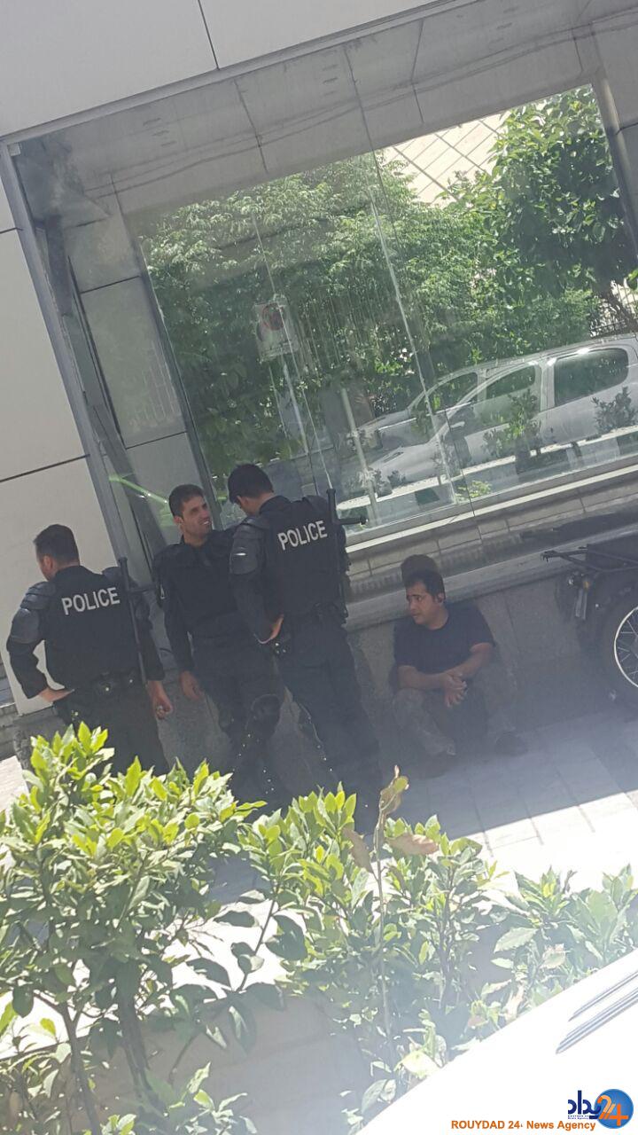 تیراندازی در راهروهای مجلس و حرم امام/عاملان 4 نفر بودند، 8 نفر زخمی شده اند/عامل انتحاری خود را در حرم امام منفجر کرد/ ماموران در حال خنثیسازی بمب در حرم/ درگیری ها ادامه دارد (تصاویر) تیراندازی در راهروهای مجلس و حرم امام/عاملان 4 نفر بودند، 8 نفر زخمی شده اند/عامل انتحاری خود را در حرم امام منفجر کرد/ ماموران در حال خنثیسازی بمب در حرم/ درگیری ها ادامه دارد (تصاویر)