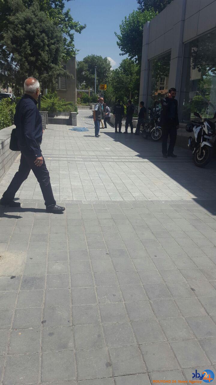 تیراندازی در راهروهای مجلس و حرم امام/عاملان 4 نفر بودند، 8 نفر زخمی شده اند/عامل انتحاری خود را در حرم امام منفجر کرد/ ماموران در حال خنثیسازی بمب در حرم/ درگیری ها ادامه دارد (تصاویر) تیراندازی در راهروهای مجلس و حرم امام/عاملان 4 نفر بودند، 8 نفر زخمی شده اند/عامل انتحاری خود را در حرم امام منفجر کرد/ ماموران در حال خنثیسازی بمب در حرم/ درگیری ها ادامه دارد (تصاویر)