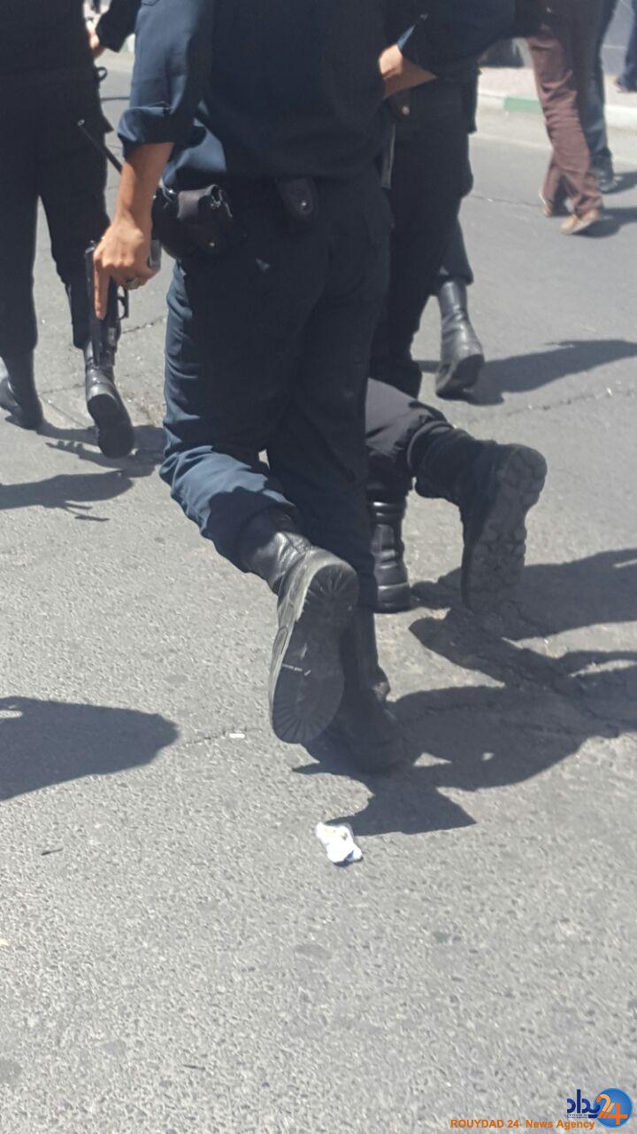 تیراندازی در راهروهای مجلس و حرم امام/عاملان 4 نفر بودند، 8 نفر زخمی شده اند/عامل انتحاری خود را در حرم امام منفجر کرد/ ماموران در حال خنثیسازی بمب در حرم/ درگیری ها ادامه دارد (تصاویر) تیراندازی در راهروهای مجلس و حرم امام/عاملان 4 نفر بودند، 8 نفر زخمی شده اند/عامل انتحاری خود را در حرم امام منفجر کرد/ ماموران در حال خنثیسازی بمب در حرم/ درگیری ها ادامه دارد (تصاویر)