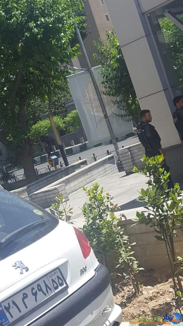 تیراندازی در راهروهای مجلس و حرم امام/عاملان 4 نفر بودند، 8 نفر زخمی شده اند/عامل انتحاری خود را در حرم امام منفجر کرد/ ماموران در حال خنثیسازی بمب در حرم/ درگیری ها ادامه دارد (تصاویر) تیراندازی در راهروهای مجلس و حرم امام/عاملان 4 نفر بودند، 8 نفر زخمی شده اند/عامل انتحاری خود را در حرم امام منفجر کرد/ ماموران در حال خنثیسازی بمب در حرم/ درگیری ها ادامه دارد (تصاویر)