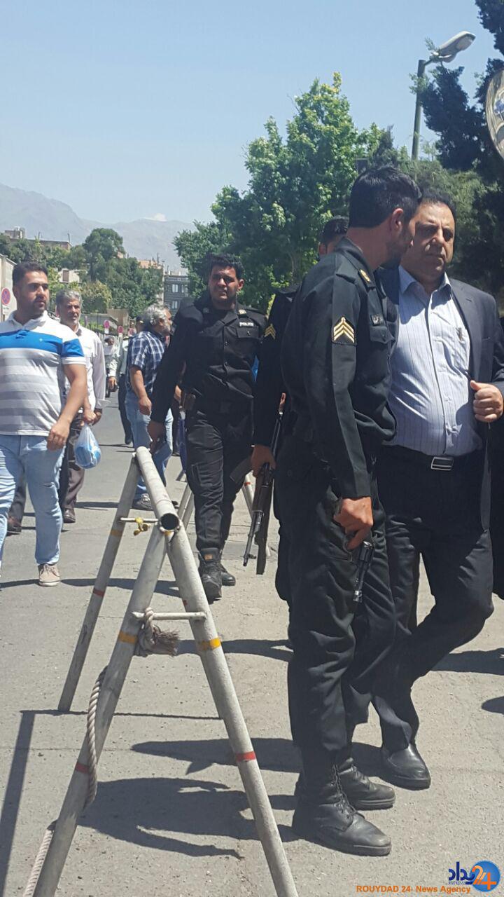 تیراندازی در راهروهای مجلس و حرم امام/عاملان 4 نفر بودند، 8 نفر زخمی شده اند/عامل انتحاری خود را در حرم امام منفجر کرد/ ماموران در حال خنثیسازی بمب در حرم/ درگیری ها ادامه دارد (تصاویر) تیراندازی در راهروهای مجلس و حرم امام/عاملان 4 نفر بودند، 8 نفر زخمی شده اند/عامل انتحاری خود را در حرم امام منفجر کرد/ ماموران در حال خنثیسازی بمب در حرم/ درگیری ها ادامه دارد (تصاویر)