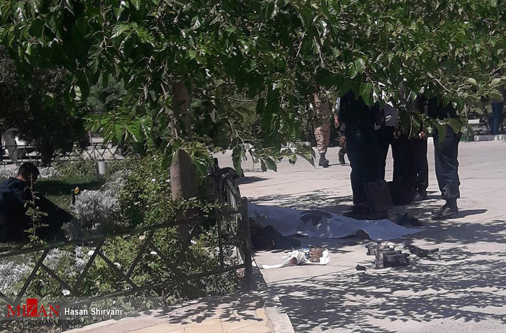 تیراندازی در راهروهای مجلس و حرم امام/عاملان 4 نفر بودند، 8 نفر زخمی شده اند/عامل انتحاری خود را در حرم امام منفجر کرد/ ماموران در حال خنثیسازی بمب در حرم/ درگیری ها ادامه دارد (تصاویر) تیراندازی در راهروهای مجلس و حرم امام/عاملان 4 نفر بودند، 8 نفر زخمی شده اند/عامل انتحاری خود را در حرم امام منفجر کرد/ ماموران در حال خنثیسازی بمب در حرم/ درگیری ها ادامه دارد (تصاویر)