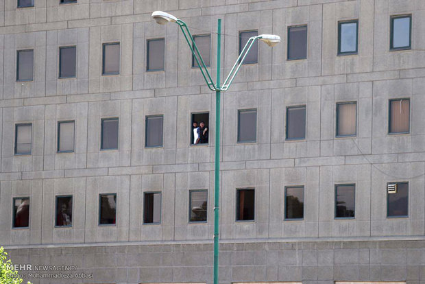 حمله مسلحانه به مجلس (تصاویر)