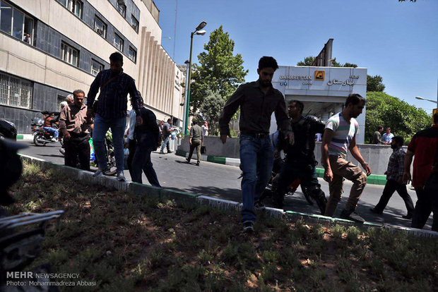 حمله مسلحانه به مجلس (تصاویر)