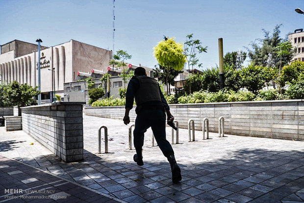 حمله مسلحانه به مجلس (تصاویر)