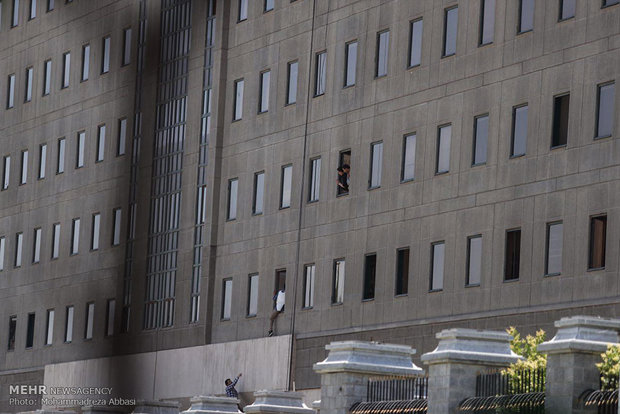 حمله مسلحانه به مجلس (تصاویر)