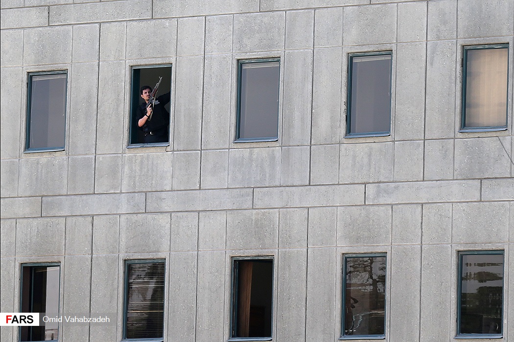 حمله مسلحانه به مجلس (تصاویر)