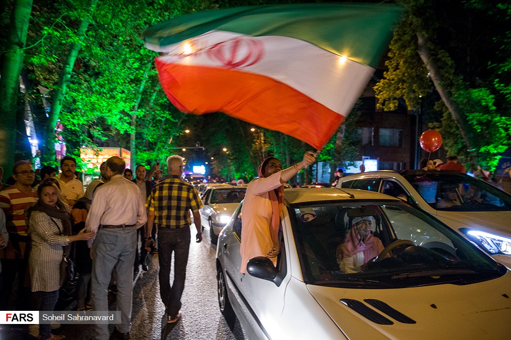 شادی مردم پس از صعود (تصاویر)