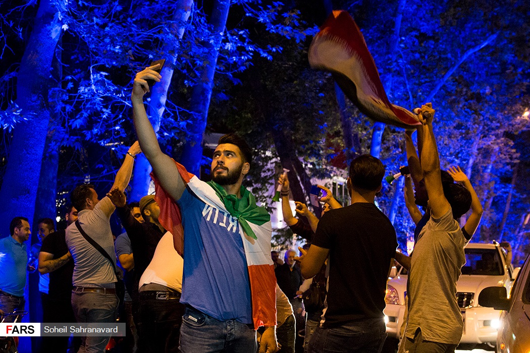 شادی مردم پس از صعود (تصاویر)