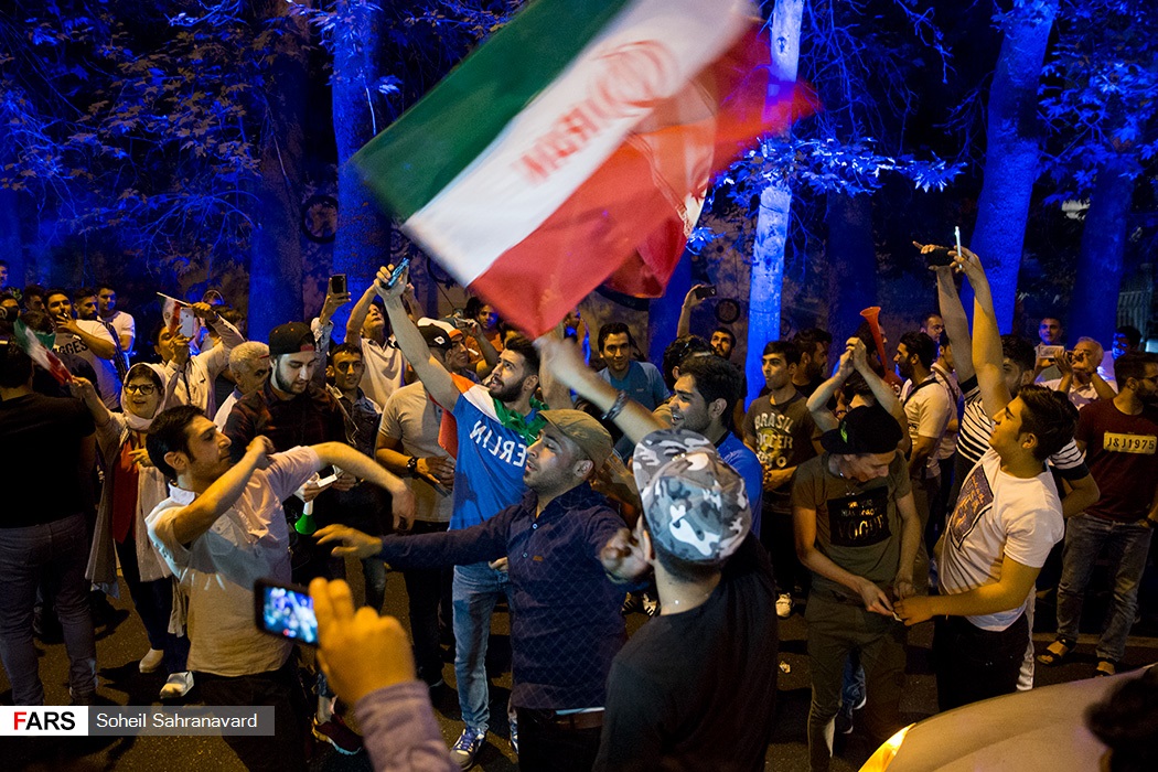 شادی مردم پس از صعود (تصاویر)