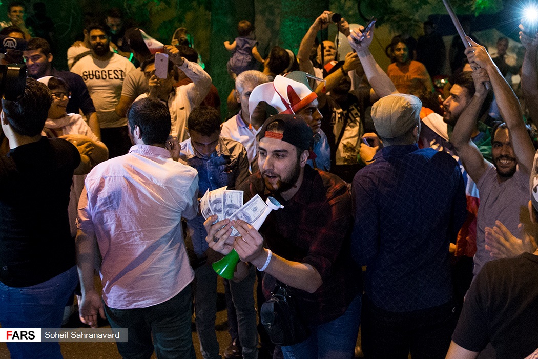 شادی مردم پس از صعود (تصاویر)