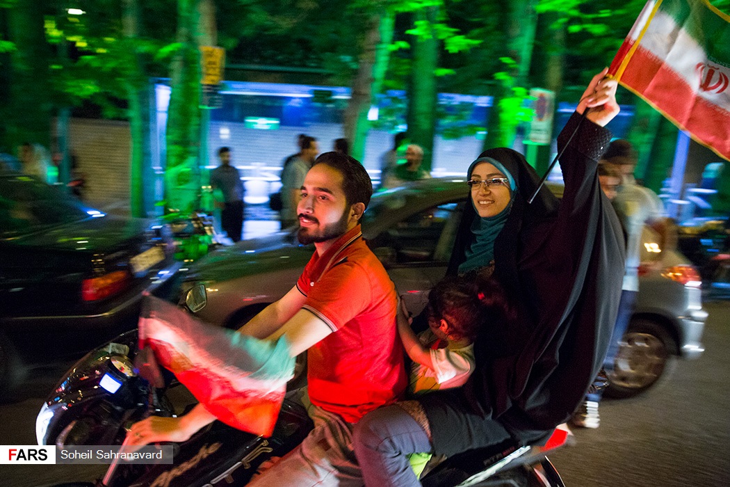 شادی مردم پس از صعود (تصاویر)