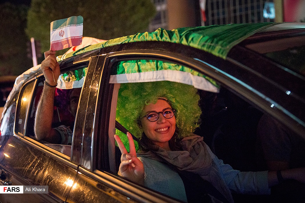 شادی مردم پس از صعود (تصاویر)