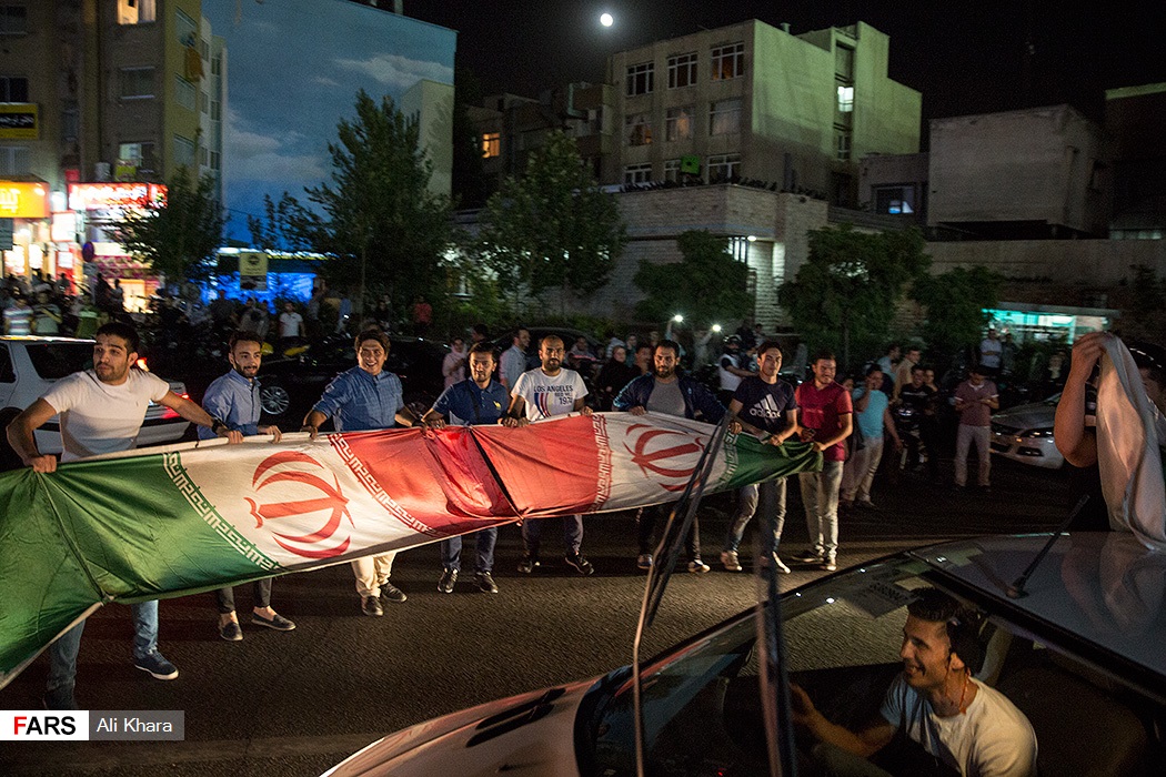 شادی مردم پس از صعود (تصاویر)