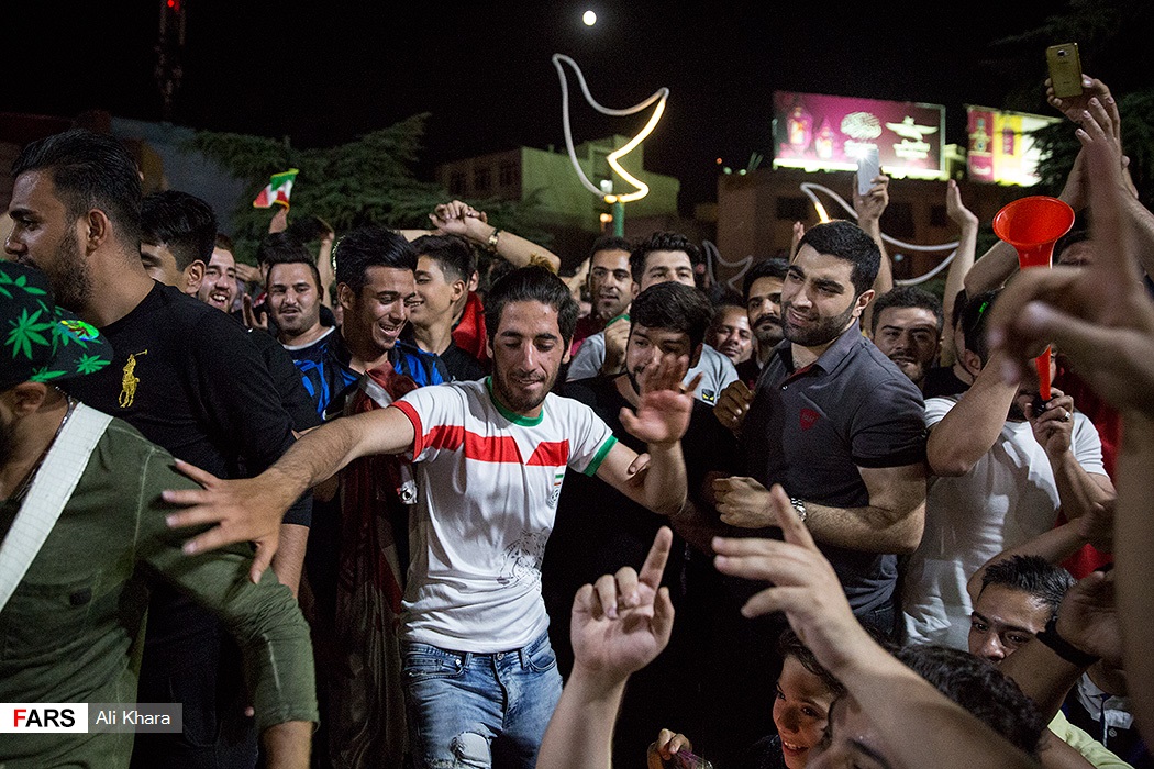 شادی مردم پس از صعود (تصاویر)