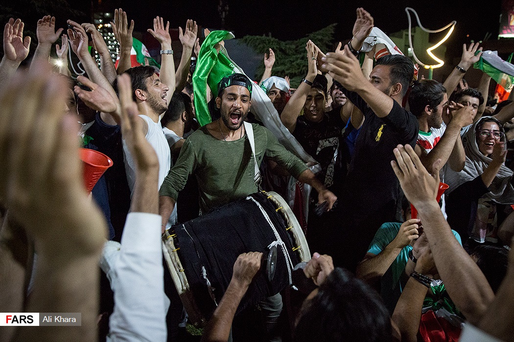 شادی مردم پس از صعود (تصاویر)