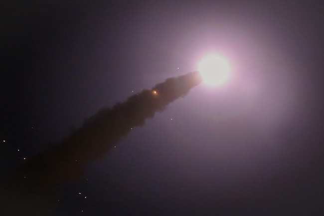 لحظه حمله موشکی سپاه به داعش(تصاویر) لحظه حمله موشکی سپاه به داعش(تصاویر)