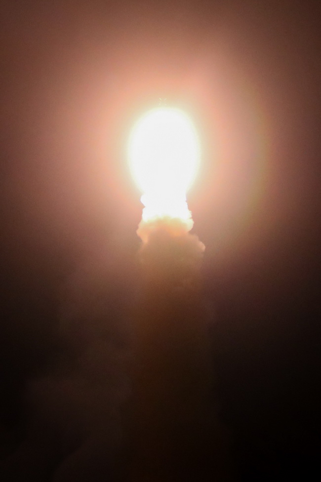 لحظه حمله موشکی سپاه به داعش(تصاویر) لحظه حمله موشکی سپاه به داعش(تصاویر)