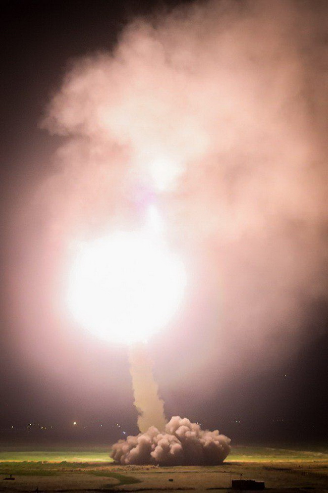 لحظه حمله موشکی سپاه به داعش(تصاویر)